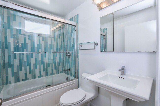 Building Photo - 4 Bed / 2 Bath Daly City Home With Stunnin...