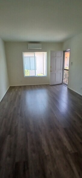 LIving Room (North View) - 1728 N Hollywood Way