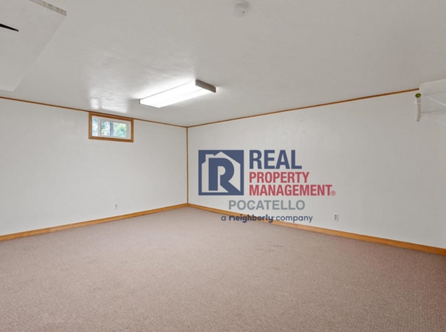 Building Photo - 5 Bedroom Home - University Area - Must See - Pet (dog) Negotiable