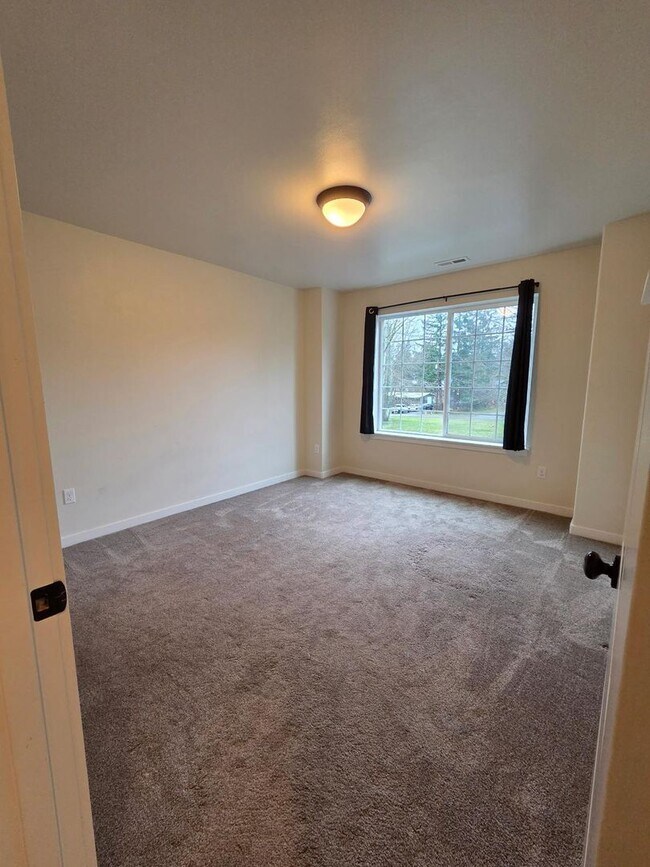 Building Photo - Beautiful 3-Bed Home with Private Yard and Modern Upgrades