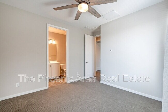 Building Photo - 901 S Smith Rd