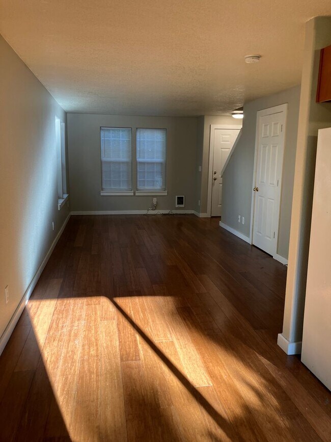 Building Photo - Townhouse, 1.5 bath, w/d in unit, private back patio, all dogs welcome!