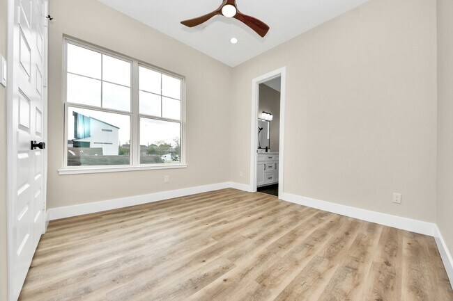 Building Photo - 127 E 38th St