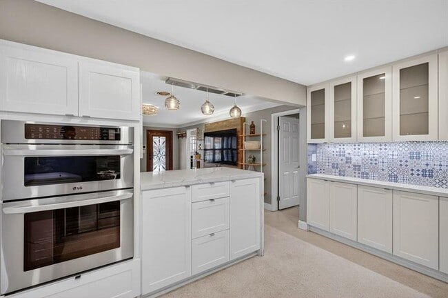 Building Photo - 2407 NE 17th Terrace