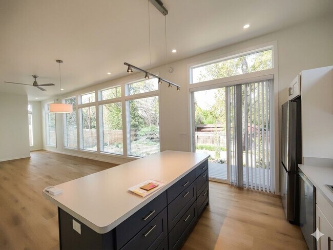 Building Photo - Fully Fenced Private Single-Level 2x2 Retreat in Bend with Bonus Office Nook!
