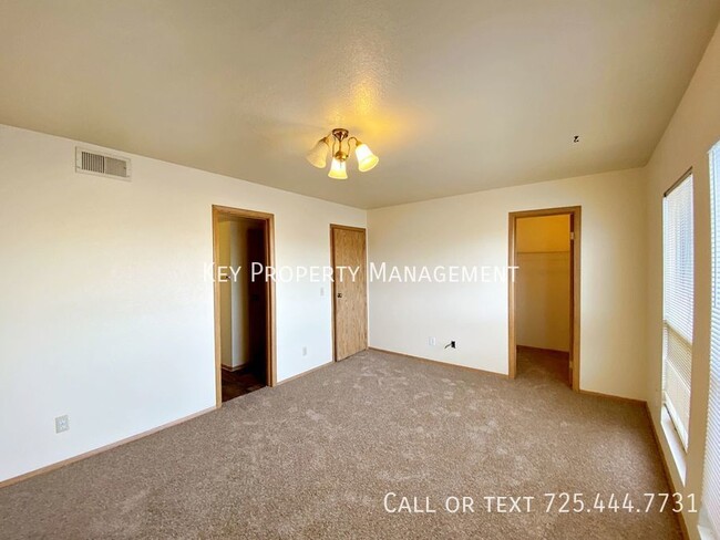 Building Photo - 2 BEDROOM HENDERSON CONDO!