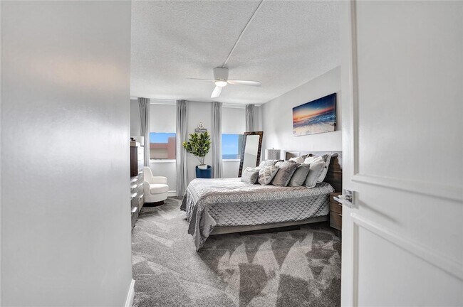 Building Photo - 1150 Hillsboro Mile Unit 1016