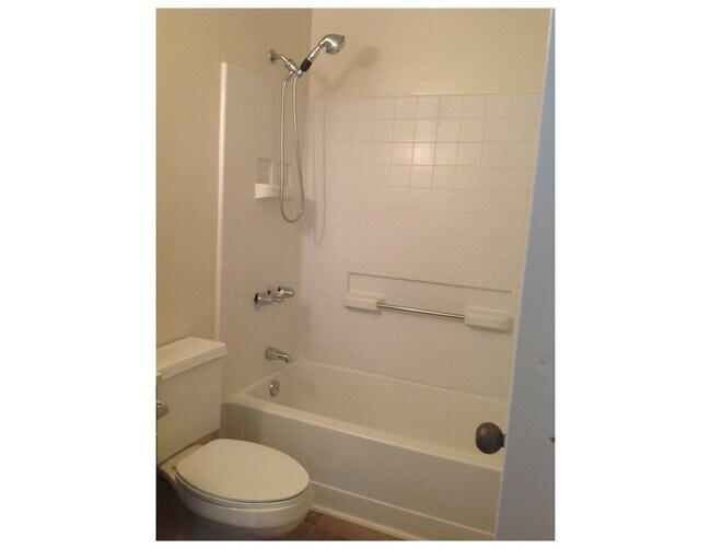 Building Photo - One Bedroom Apt, Excellent Location (Elect...