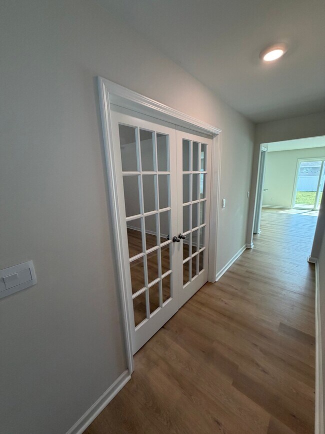Building Photo - 121 Roocroft Ct