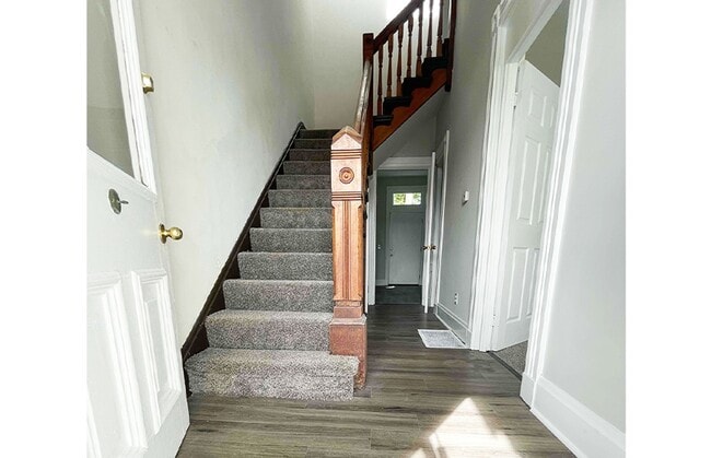 Building Photo - 112 W Nixon St