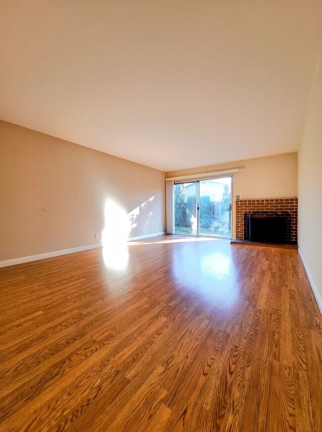 Building Photo - Charming 2bd Duplex With Private Yard & Garage