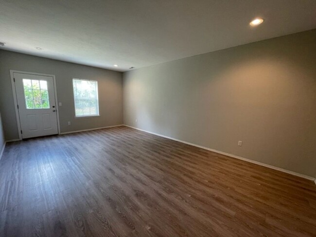 Building Photo - TOTALLY REMODELED - Ozark Walk out Basemen...