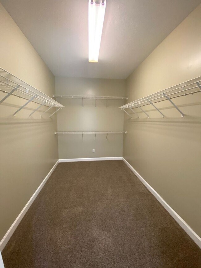 Building Photo - Spacious 3Bed/2Ba Brick Home in Established Neighborhood w/Easy Access to Everything! *SPECIAL: 1...