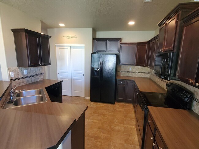 Building Photo - For rent West Kennewick
