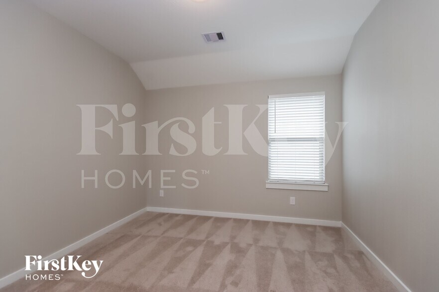 Building Photo - 16411 Little Pine Creek Dr