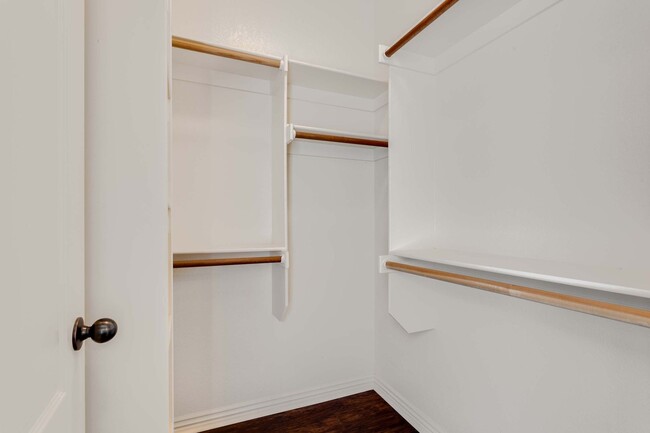 Building Photo - 1/2 OFF FIRST MONTH RENT - 3 bed, 2 bath C...