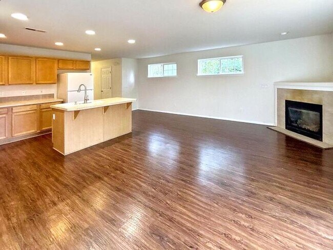 Building Photo - Spacious 3-Bedroom Townhome with Convenien...