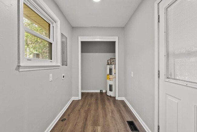 Building Photo - 610 Greenbriar Dr