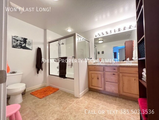 Building Photo - 2 Bedroom/2 Bathroom Top Floor Condo In Mu...