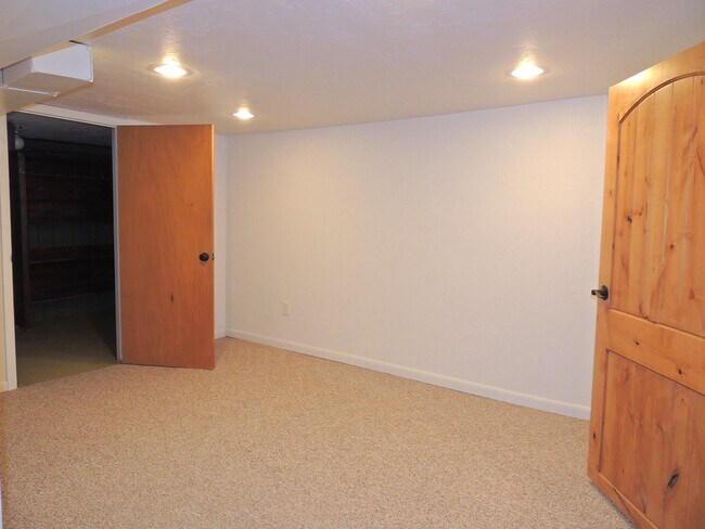 Building Photo - 831 26 Rd