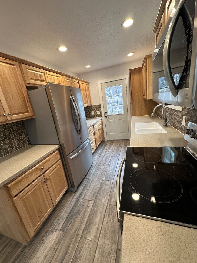 Building Photo - "Charming Little 2-Bedroom Gem on North 5th Street with Elegant Granite Touches!"