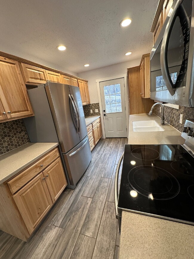 Building Photo - "Charming Little 3-Bedroom Gem on North 5th Street with Elegant Granite Touches!"