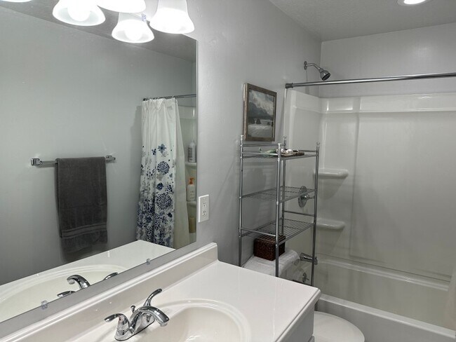 Building Photo - 205 W 380 S