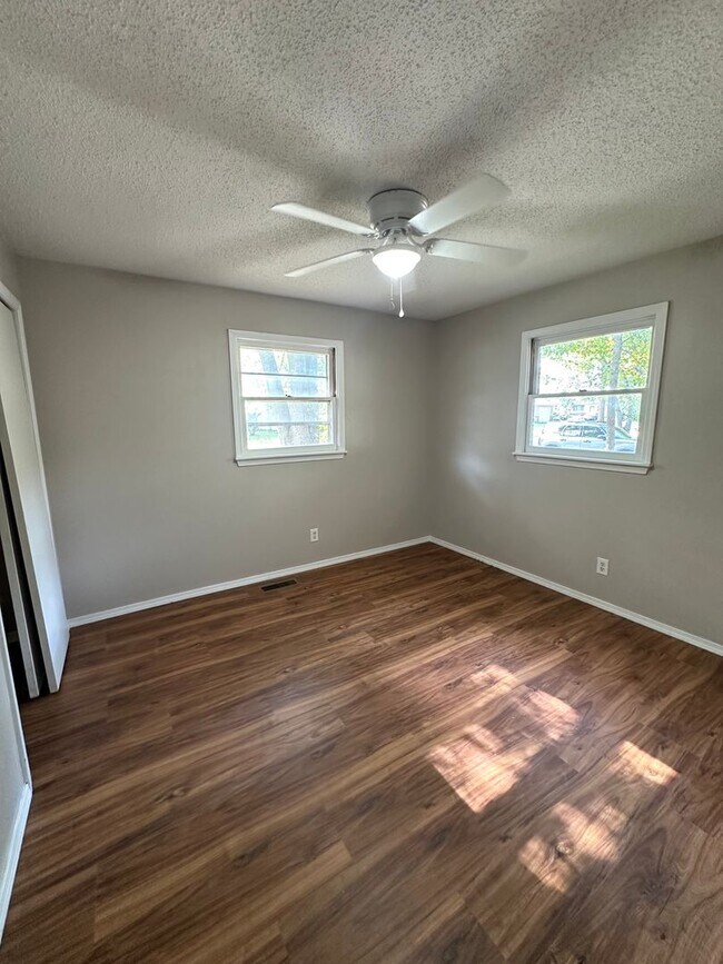 Building Photo - 3 Bedroom Home with Garage and Spacious Fenced Yard!