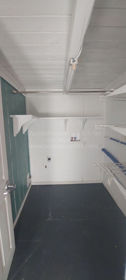 Building Photo - Central Roseville, 1 Bed, 1 Ba, Wall Air, ...