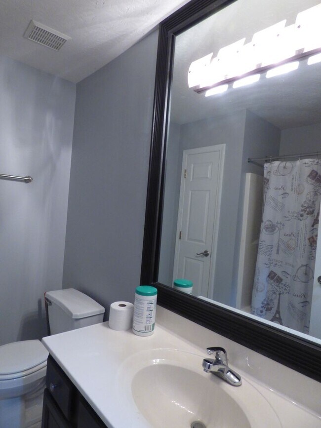 Building Photo - Lovely, Spacious 4 BR House! Vaulted Ceili...