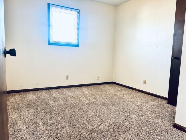 Building Photo - Roomy 2 Bdrm Apartment