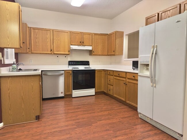 Building Photo - Charming Townhouse in Prime Morrisville Location!