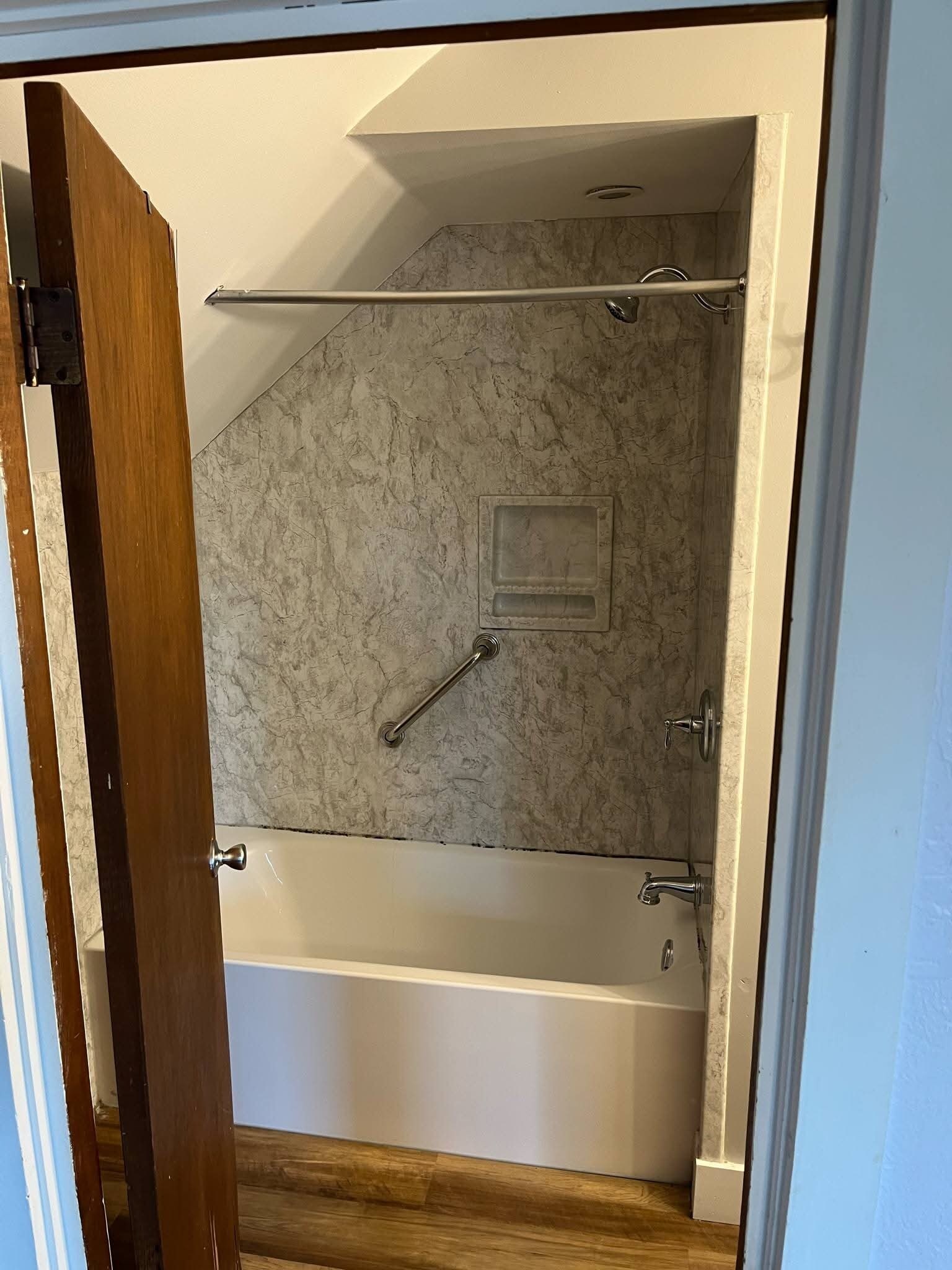 Full bathroom - 658 Central Ave