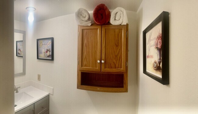 Building Photo - Fully furnished, short term 1 bedroom!