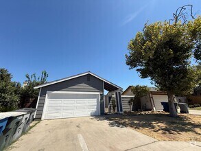 Building Photo - Must see! 2-bedroom, 2-bathroom single-sto...