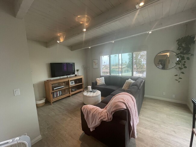 Building Photo - PET FRIENDLY Property! Sunning 1 Bedroom 1...