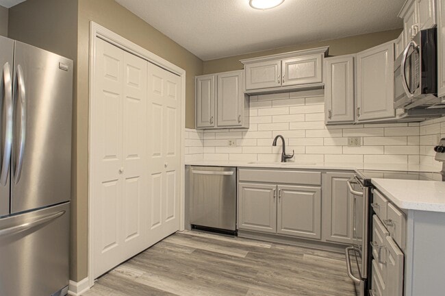 Building Photo - 6905 E 112th St