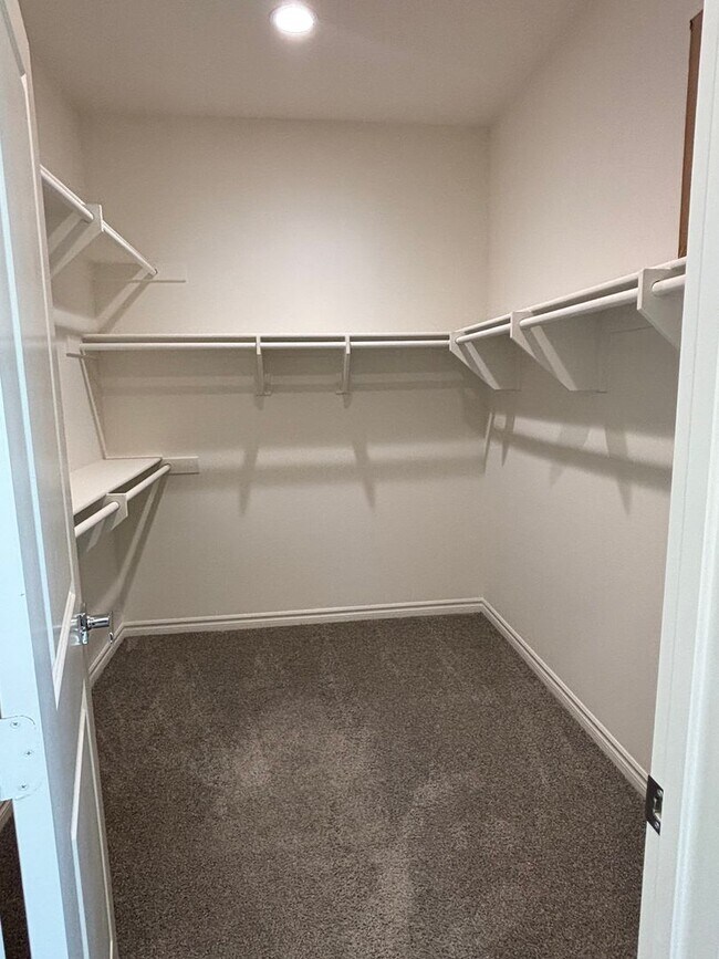 Building Photo - Bright Four-Bedroom Townhome in Whittier and Walkable Palm Park