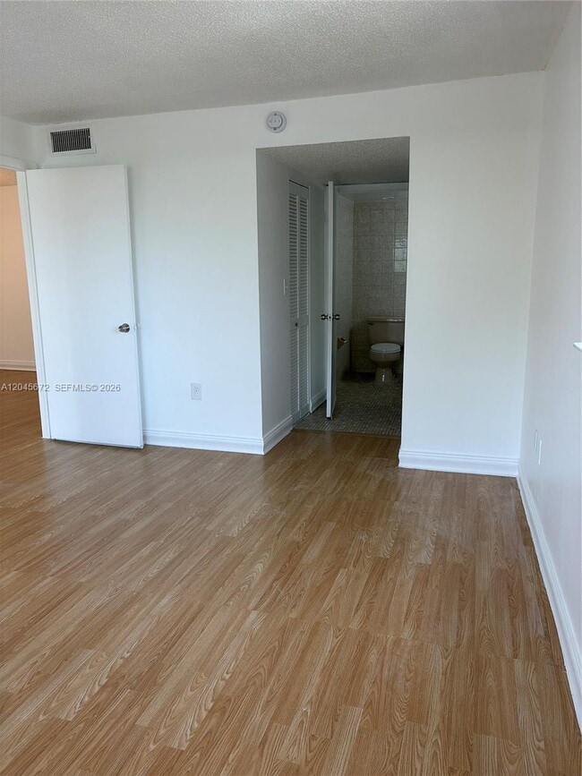 Building Photo - 1150 Collins Ave