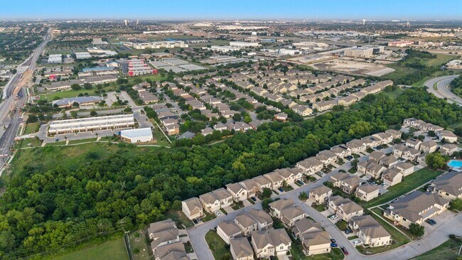 Building Photo - 2105 Town Centre Dr