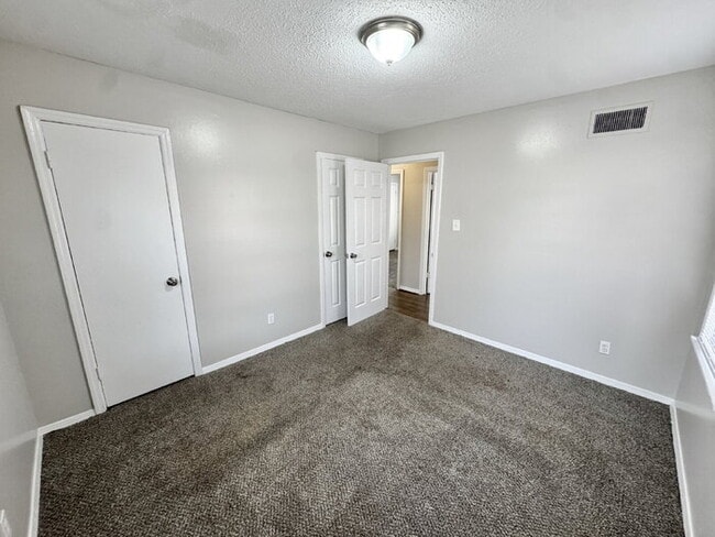 Building Photo - 3462 Mark Twain St