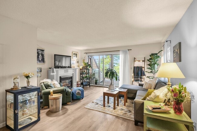 Building Photo - Lovely 2 Bedroom/1.5 Bath Mt Park Condo w/ Garage