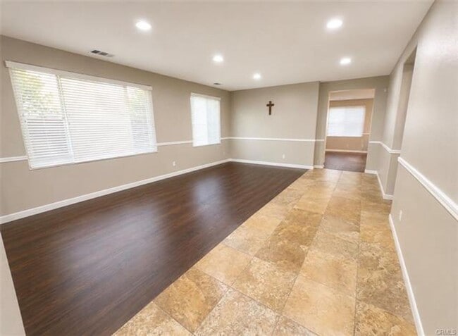 Building Photo - Spacious Single Story Home