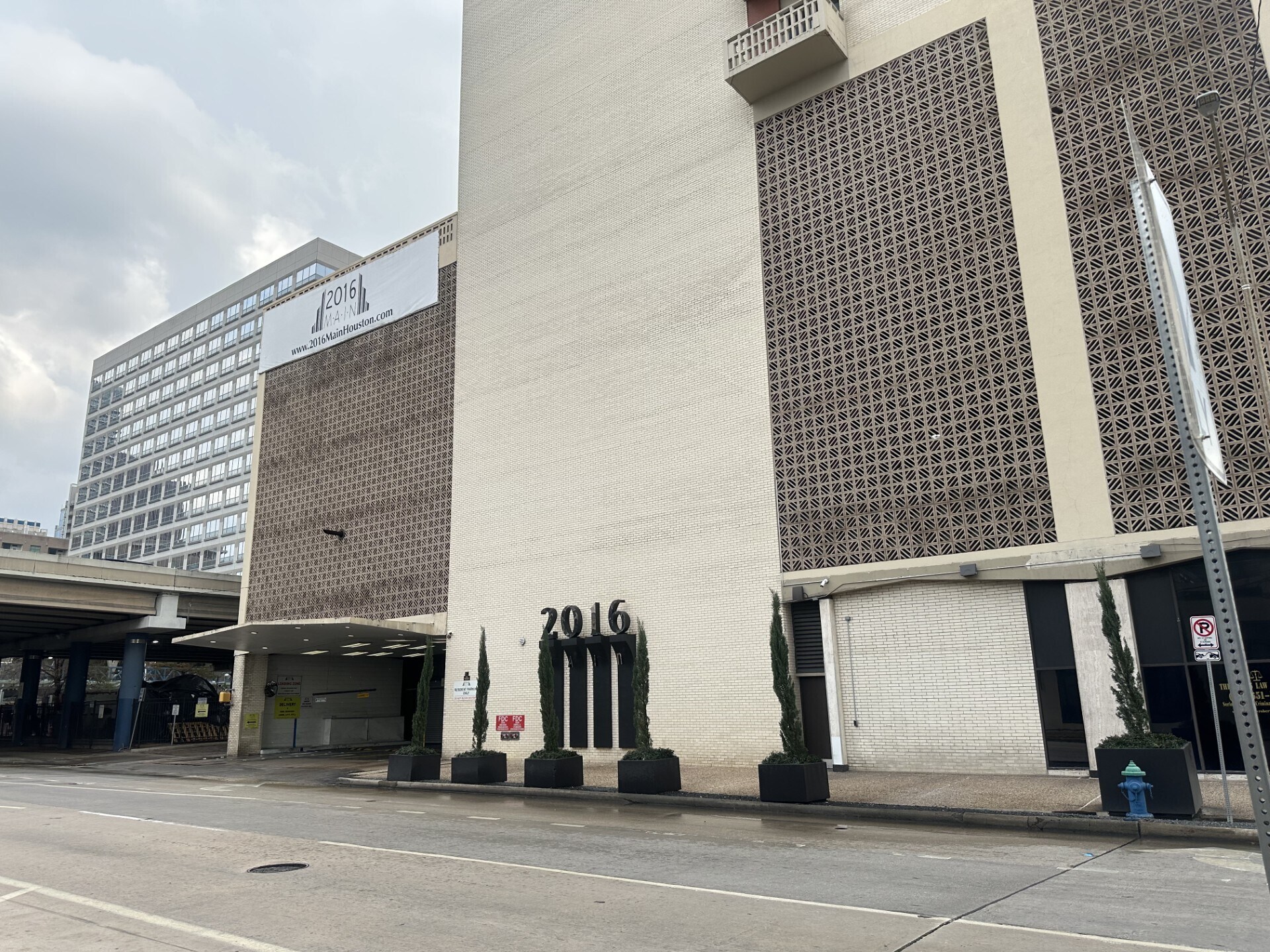 Building Photo - 2016 Main St