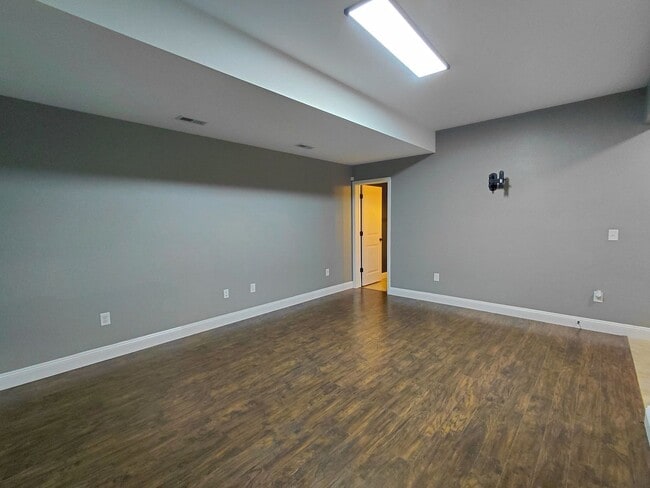 Building Photo - Beautiful home close to post