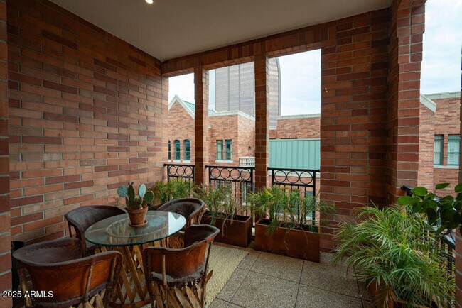 Building Photo - 50 W Palm Ln