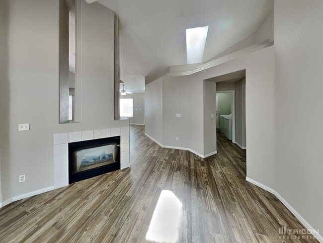 Building Photo - 523 Landra Ln