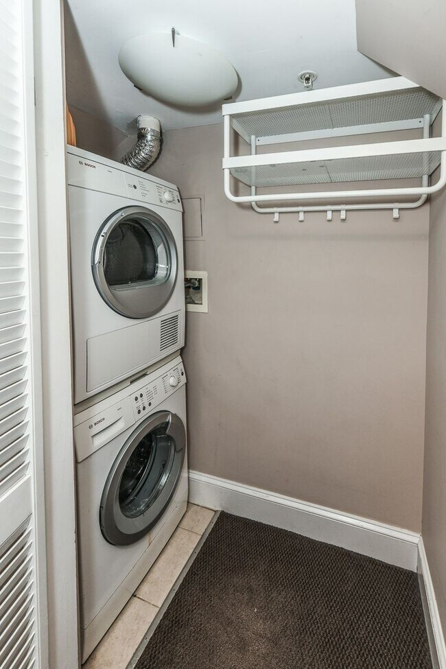 Building Photo - Luxury Two Bedroom near DuPont + Parking