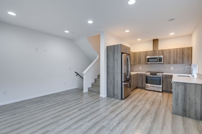 Building Photo - Queen Anne West Townhome with A/C Availabl...