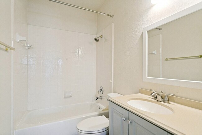 Building Photo - 8512 Mesa Verde Dr